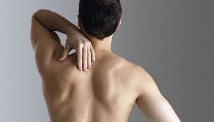 Back pain between shoulder blades in men